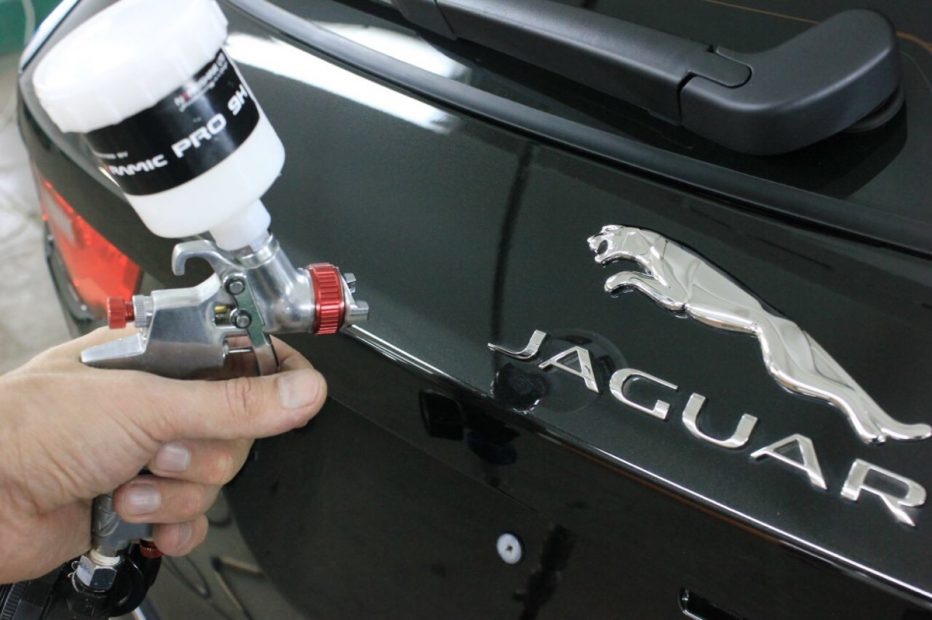 Работы по нанесению Ceramic Pro Light на Jaguar SUV
