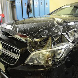 Наносим SunTek на поверхность автомобиля с помощью растворов скольжения и прилипания не перетягивая пленку
